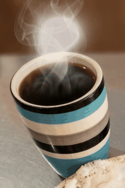 Taza de café humeando
